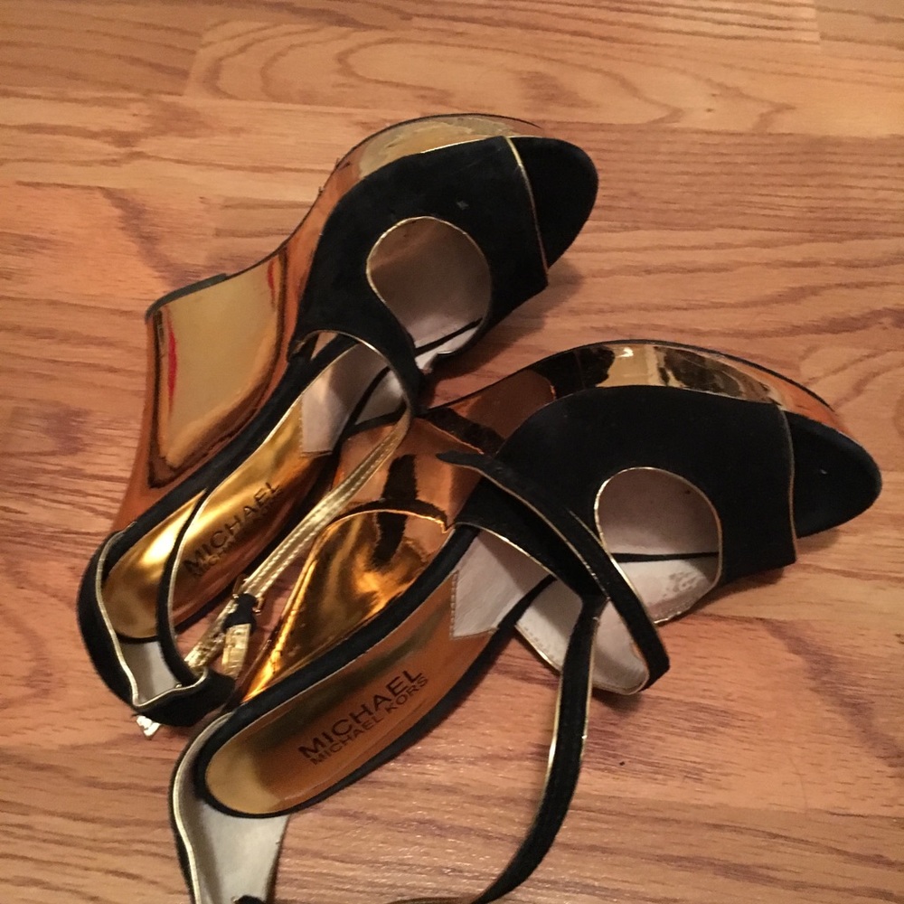5/$15 💥Sexy MK Black & Gold strappy Peeptoe Wedge - Picture 2 of 6